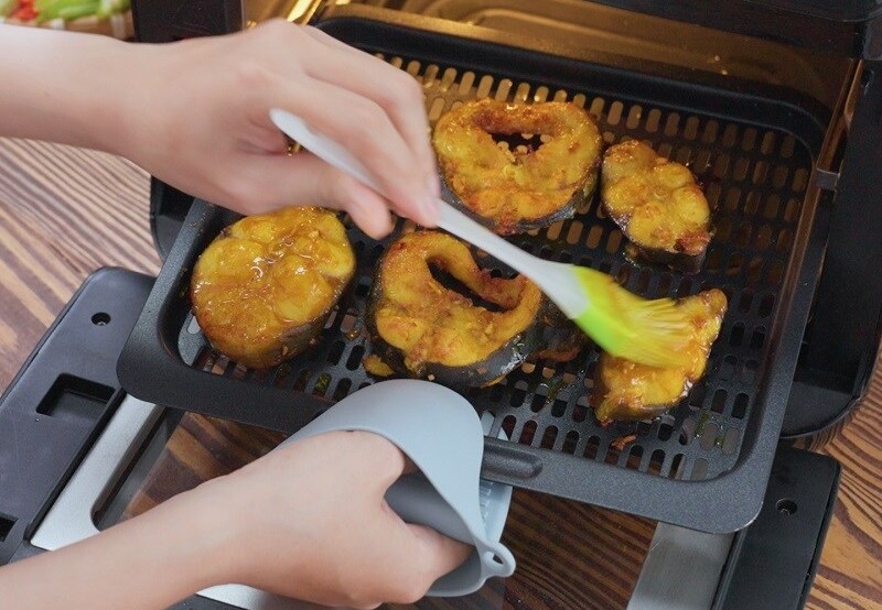 Phết lớp sốt ướp lên mặt cá để tạo màu