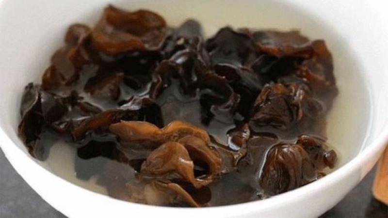 Ngâm nấm mèo cho mềm