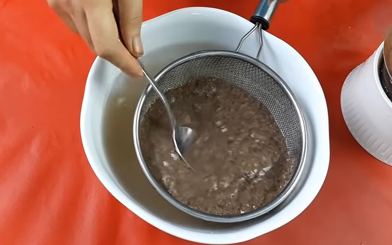 Lọc thịt cua xay để lấy nước cốt