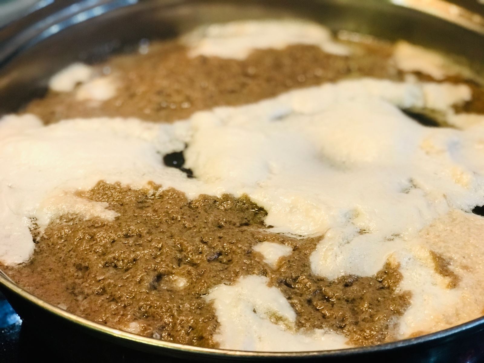Vớt riêu cua nổi trên mặt nước ra tô riêng