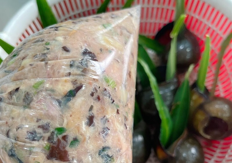 Cho hỗn hợp ốc vào túi zip