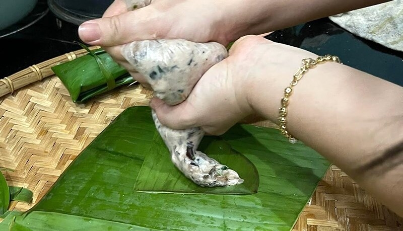 Cho chả ốc lên miếng lá chuối