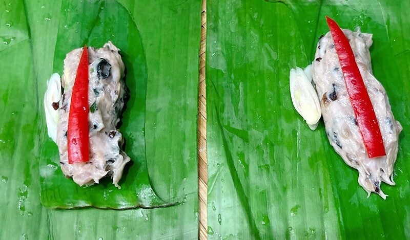 Đặt ớt lên mặt chả