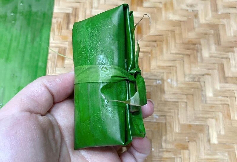 Gói chả ốc lại cho thật đẹp