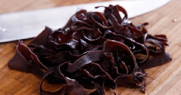 Cắt nhỏ mộc nhĩ và nấm hương khô