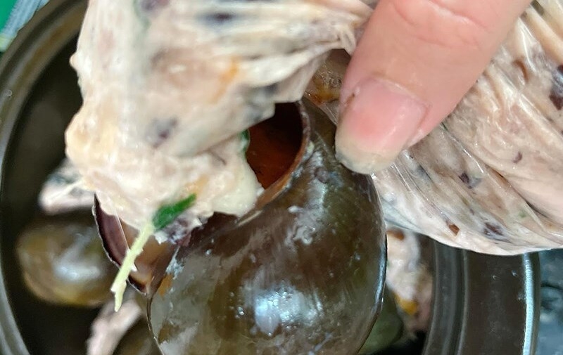 Nặn chả ốc vào từng vỏ