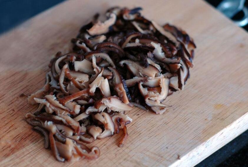 Băm nhỏ nấm hương và mộc nhĩ