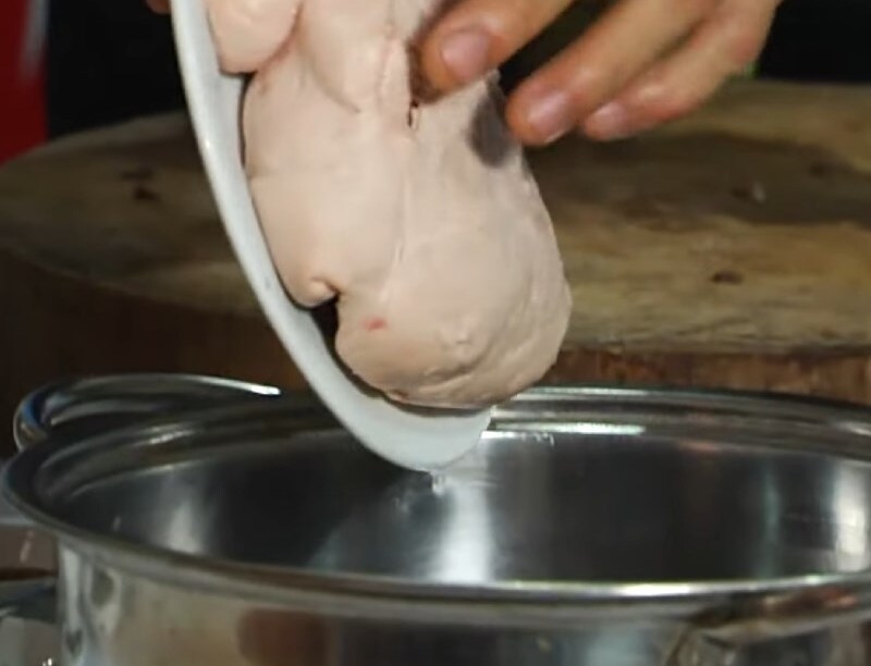 Cho giò sống vào nồi