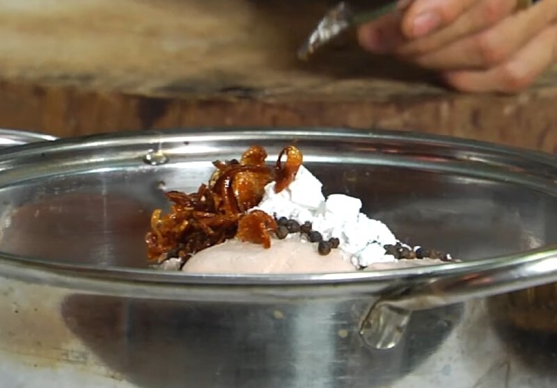 Cho hành phi và bột năng vào