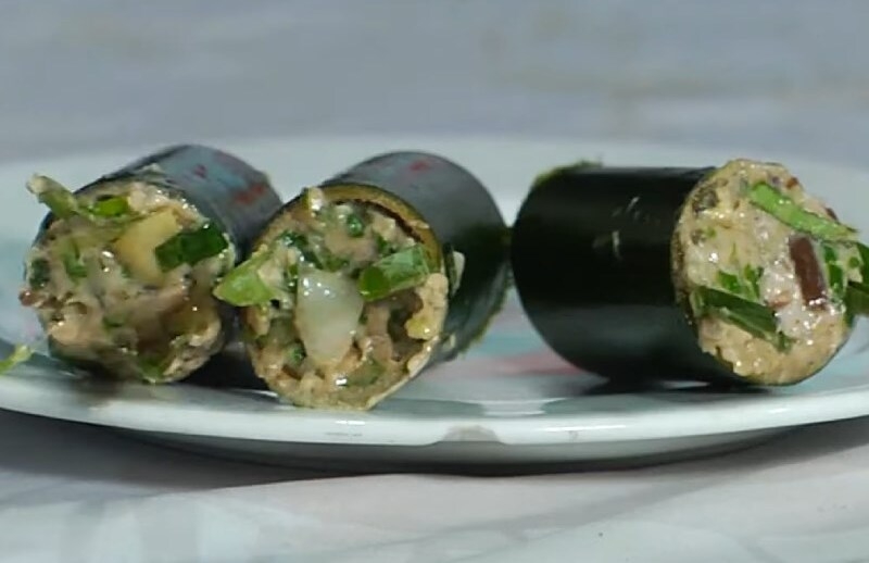 Nhồi ốc vào ống nứa và mang đi hấp chín