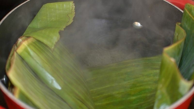 Lá chuối trụng qua nước nóng cho mềm