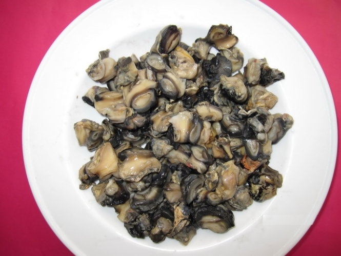 Gỡ lấy phần thịt ốc