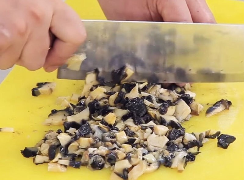 Thái nhỏ thịt ốc