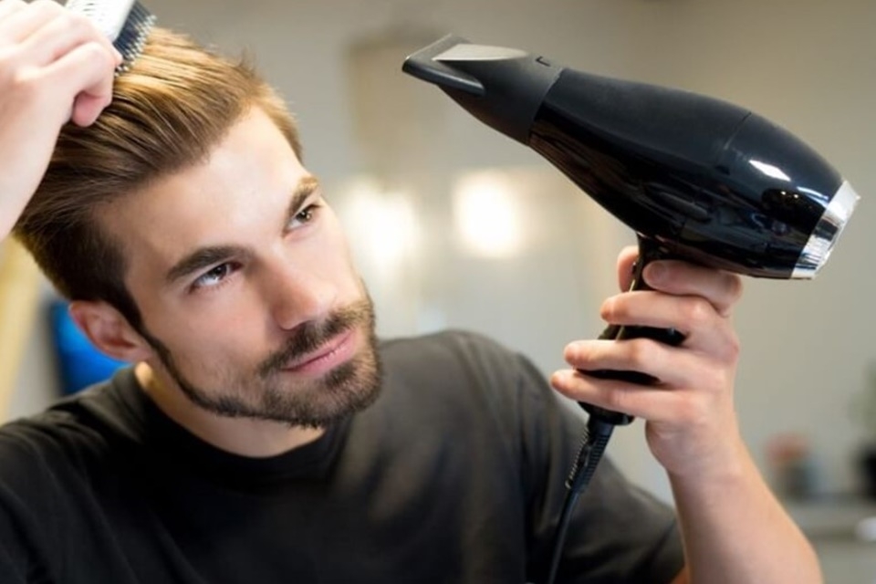 Tạo kiểu tóc xoăn nam bằng máy sấy tóc đơn giản