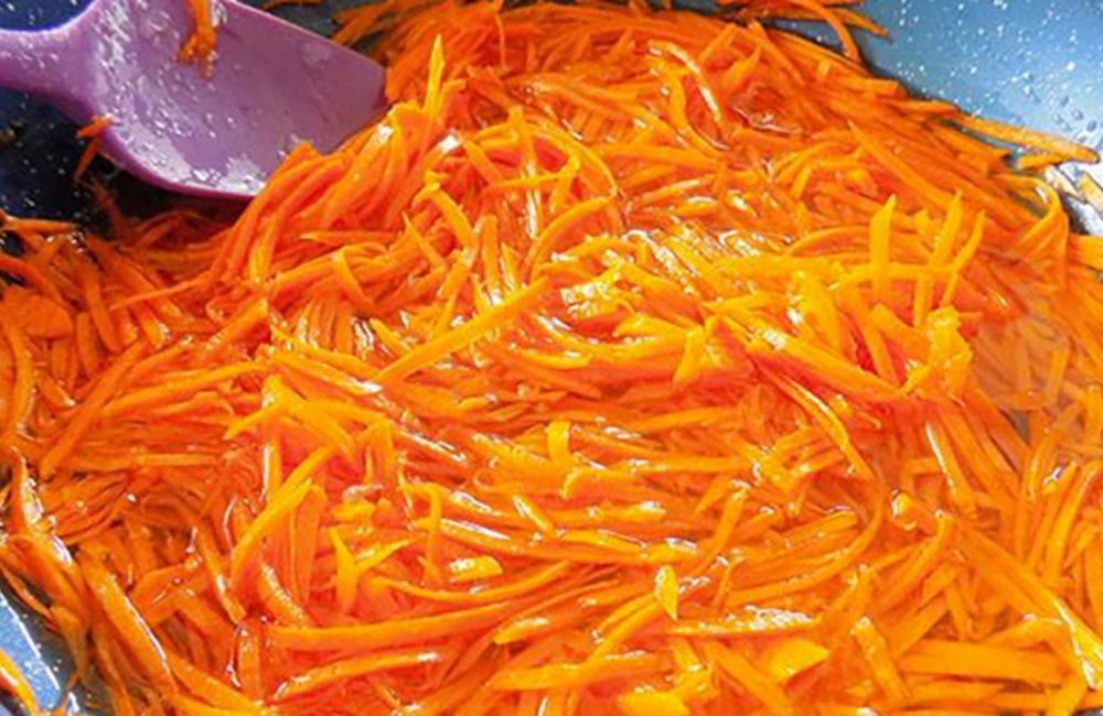 xào cà rốt với nước đường làm bánh cáy 
