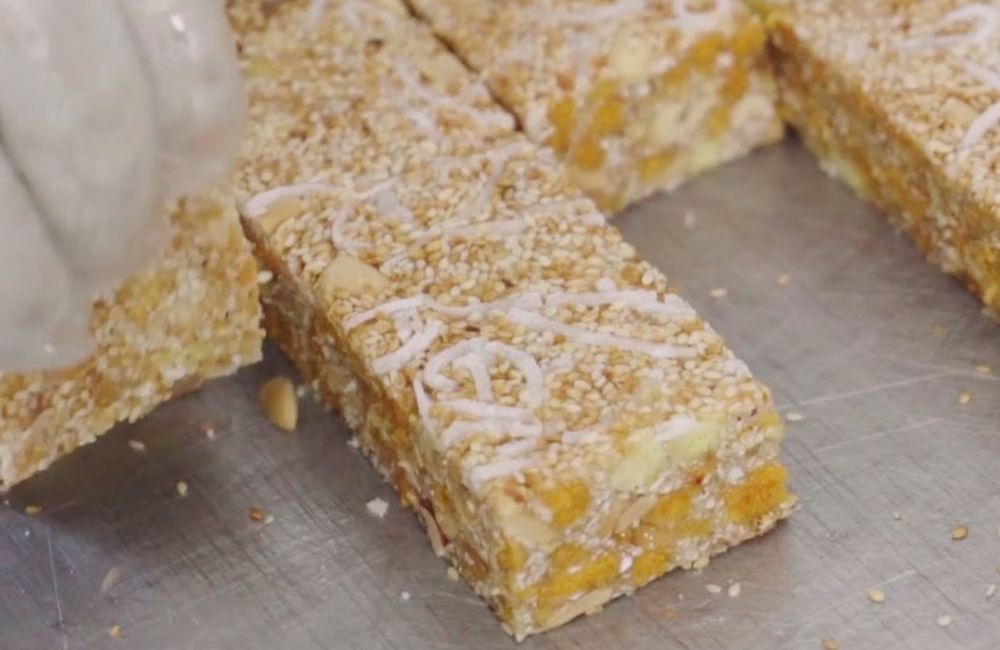 cắt khuôn bánh cáy 