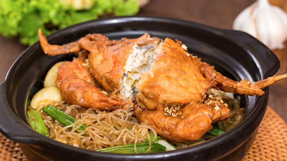 Miến trộn cua lột với vị thơm béo của cua chiên cùng rau củ thanh mát