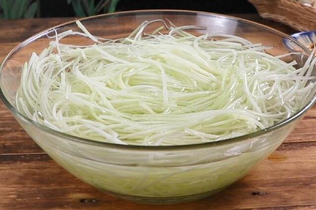 Ngâm đu đủ sợi trong nước muối loãng
