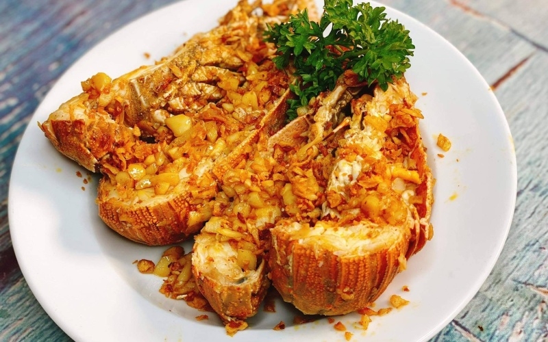 Tôm mũ ni cháy tỏi mang hương thơm ngào ngạt, khiến ai cũng mê đắm