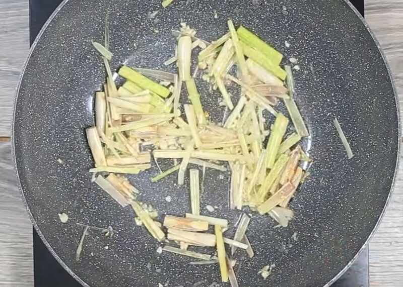 Phi thơm sả, tỏi và gừng