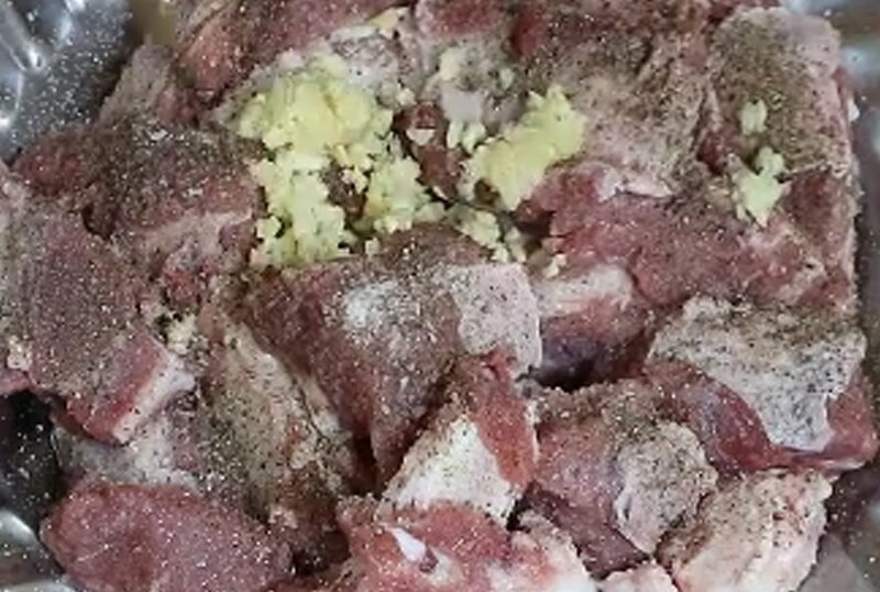 Ướp sườn trâu với các gia vị đã chuẩn bị sẵn