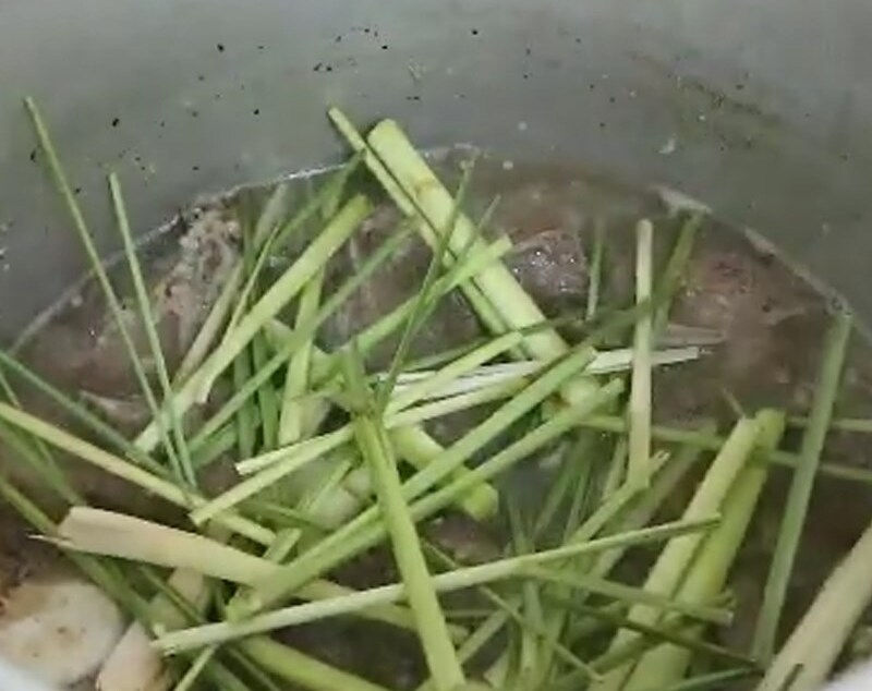 Cho sả vào hầm tiếp
