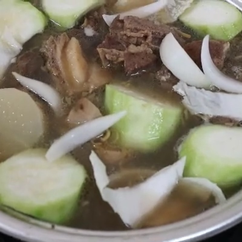 Cho hết rau củ vào, đợi nước sôi là có thể thưởng thức