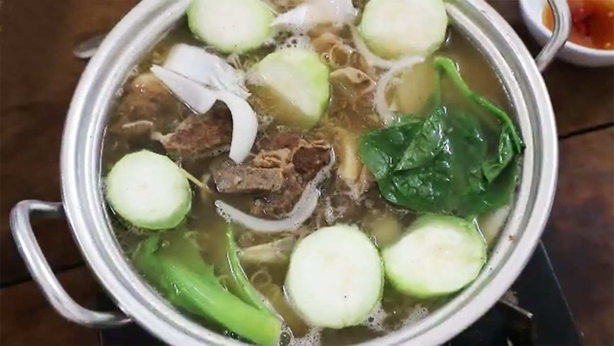 Lẩu trâu hầm sả thơm ngon dễ làm, hứa hẹn là lựa chọn tuyệt vời cho những dịp cuối tuần