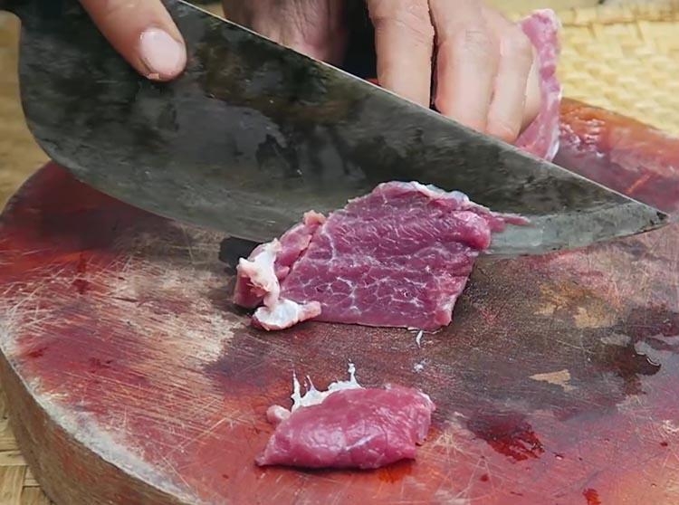 Cắt thịt thành miếng mỏng