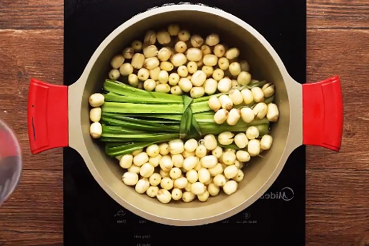 Chia sẻ cách nấu chè long nhãn hạt sen thơm ngon, bùi ngậy (Hình 5)