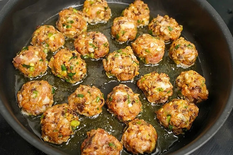 Cách làm thịt viên sốt cà chua đơn giản (Hình 6)