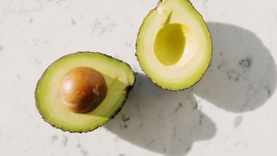 Dùng ánh nắng mặt trời để làm bơ nhanh chín