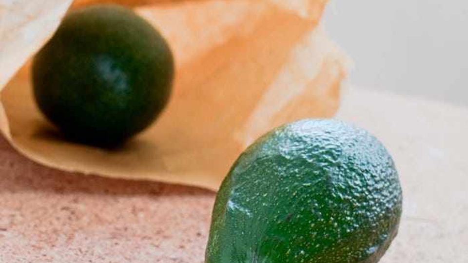 Dùng túi giấy ủ bơ