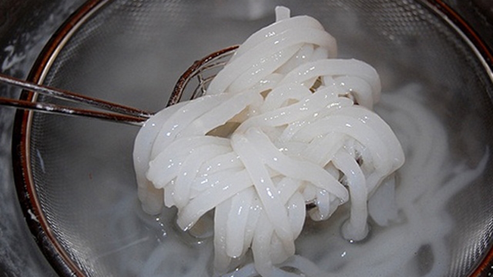 Trụng sợi bánh canh giò heo