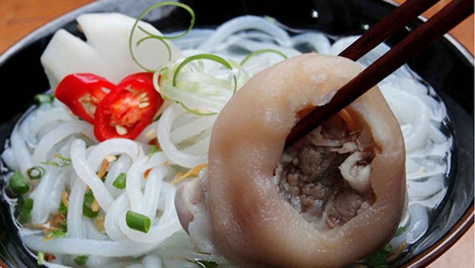 Trình bày món bánh canh giò heo