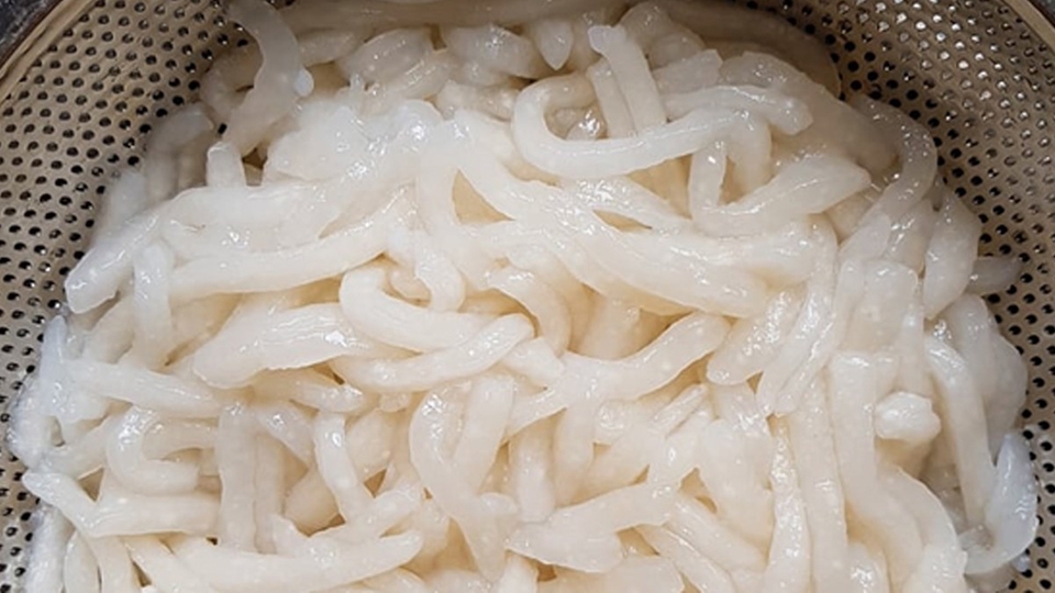 Trụng sợi bánh canh cua