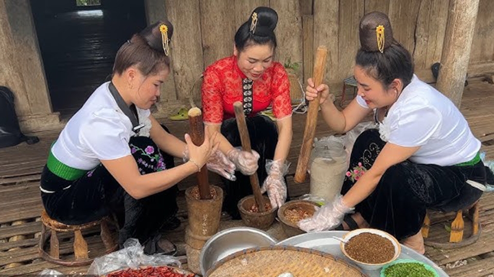 Chẩm chéo là món gia vị đặc trưng của đông bào người Thái