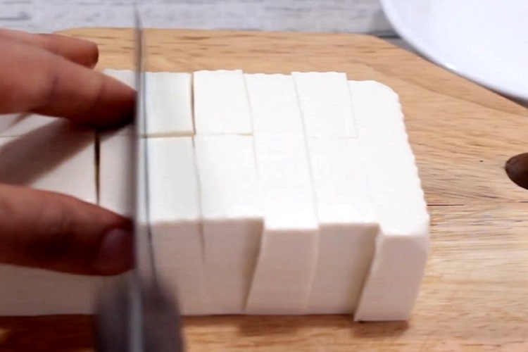 Sơ chế đậu hũ nấu canh khoai mỡ