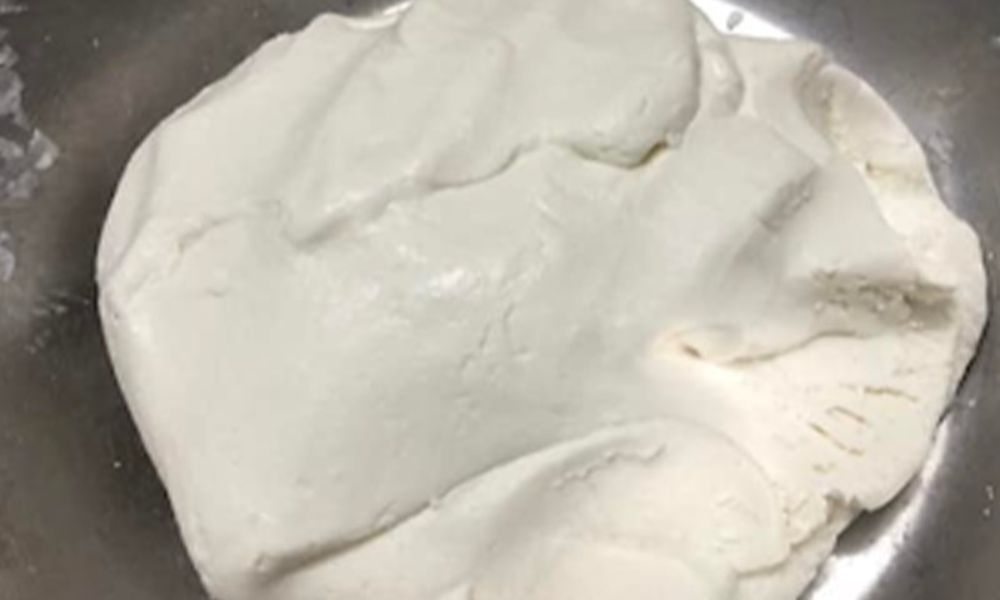 Nhào bột bánh giầy giò