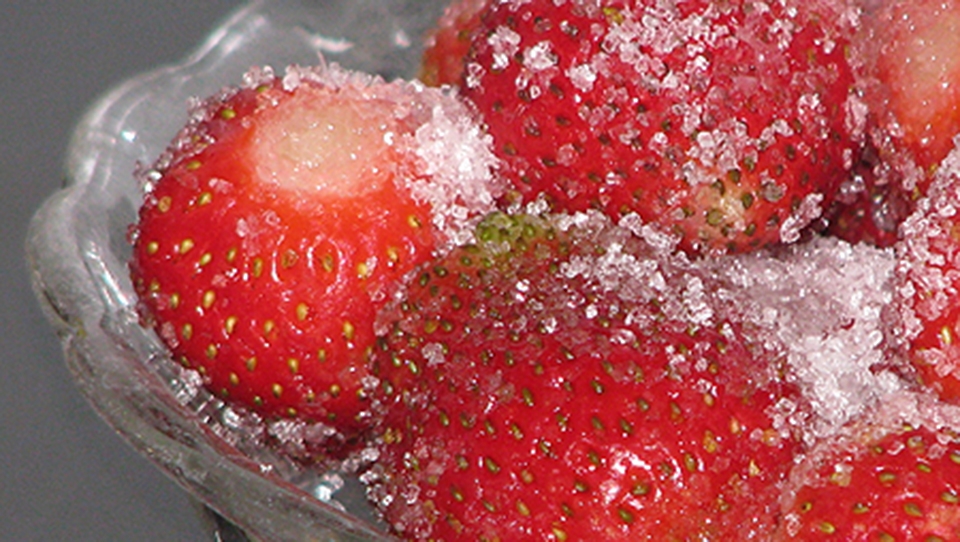 Ướp dâu với đường