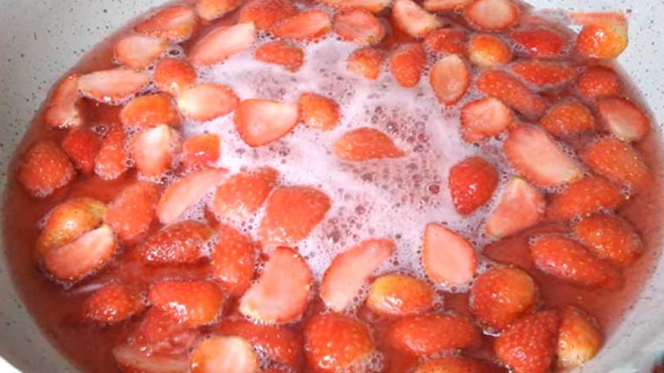 Sên mứt dâu tây với tinh chất vani