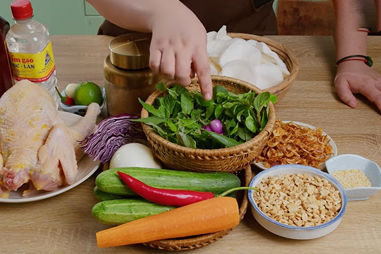 Bật mí cách làm gỏi măng cụt không dính mủ (Hình 1)