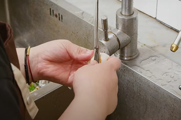 Bật mí cách làm gỏi măng cụt không dính mủ (Hình 3)