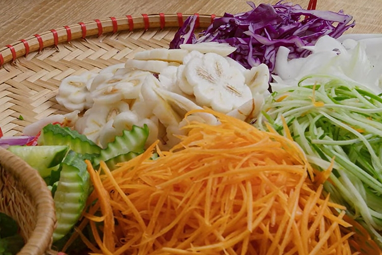 Bật mí cách làm gỏi măng cụt không dính mủ (Hình 4)