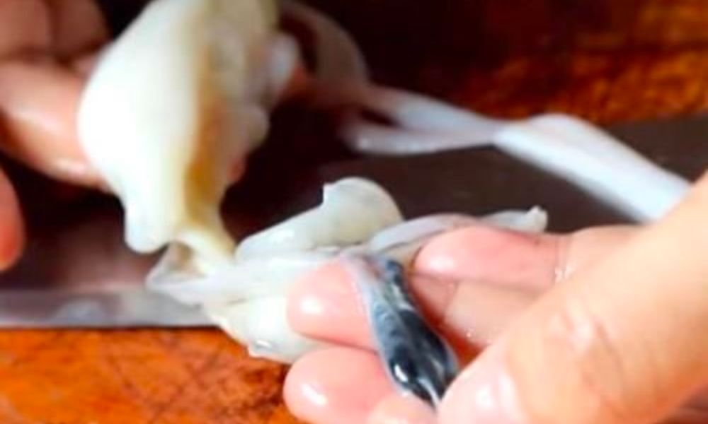 dùng dao cắt mắt mực xà