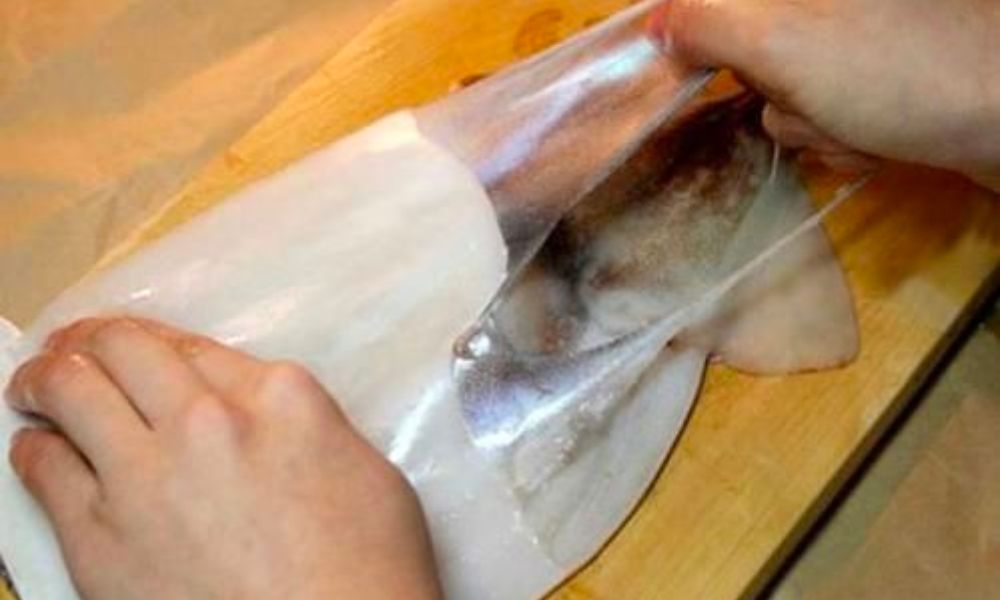 tạo 1 đường ở giữa da và thịt mực xà