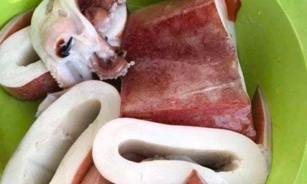 rửa sạch mực xà với nước