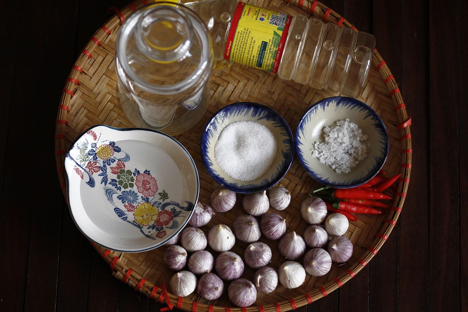 Các vật dụng cần để làm tỏi ngâm giấm