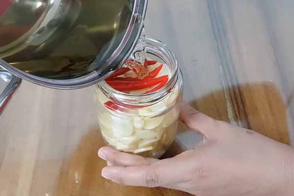 Làm tỏi ngâm giấm