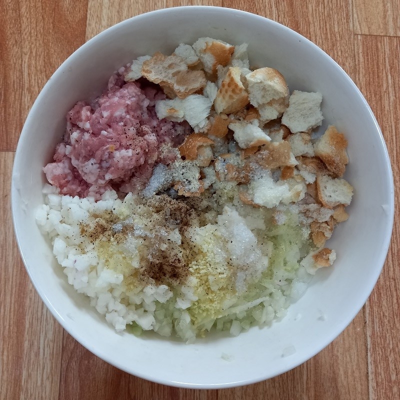 Bước 2: Trộn thịt